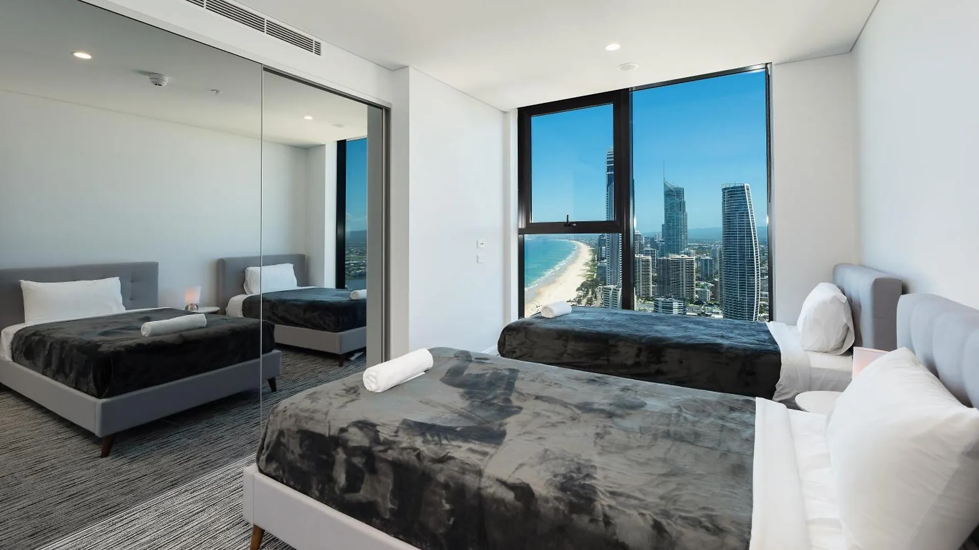 Oceanview Luxury Beachfront 2B2B Gold Coast Apartment