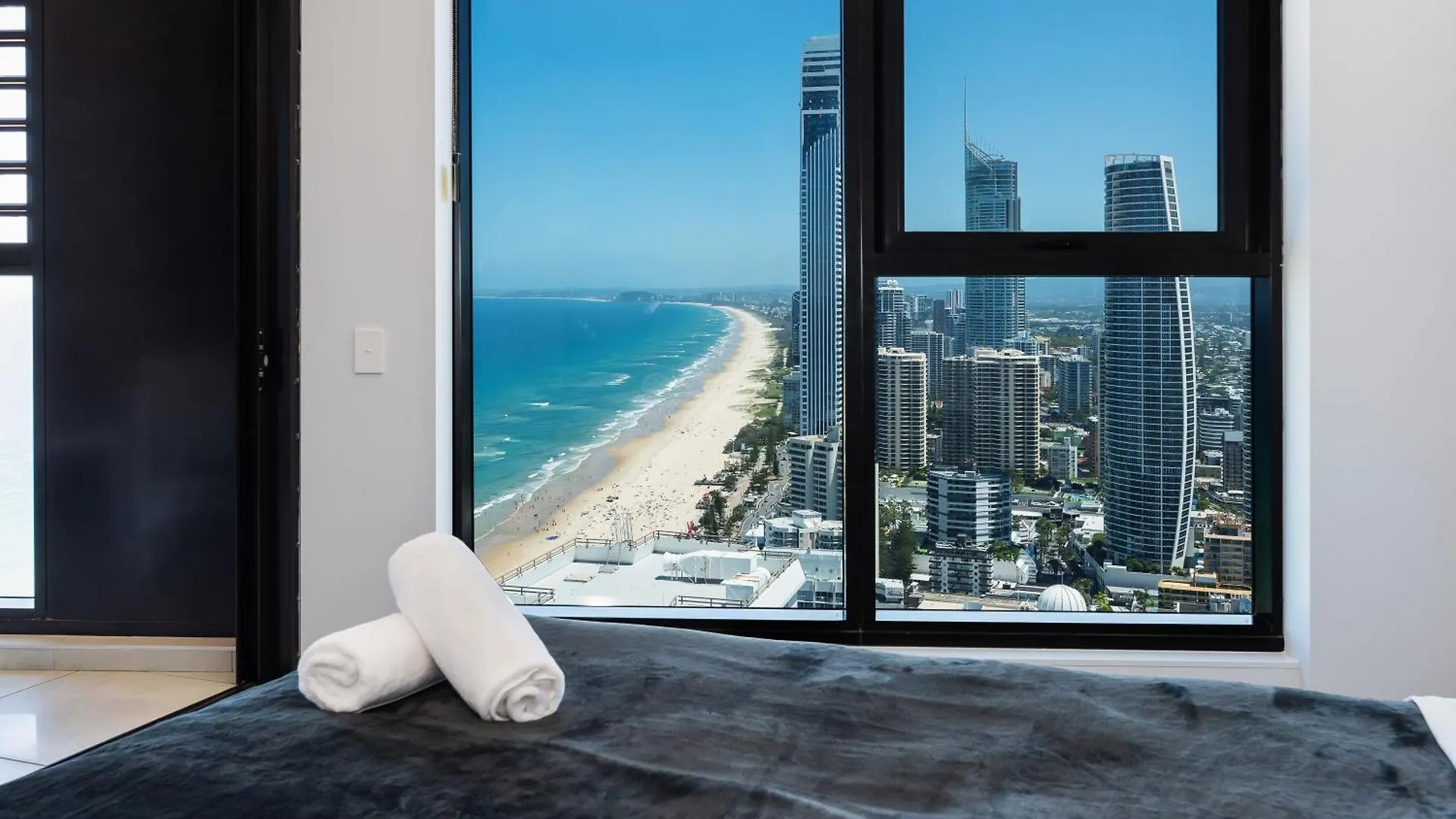 Oceanview Luxury Beachfront 2B2B Gold Coast Apartment
